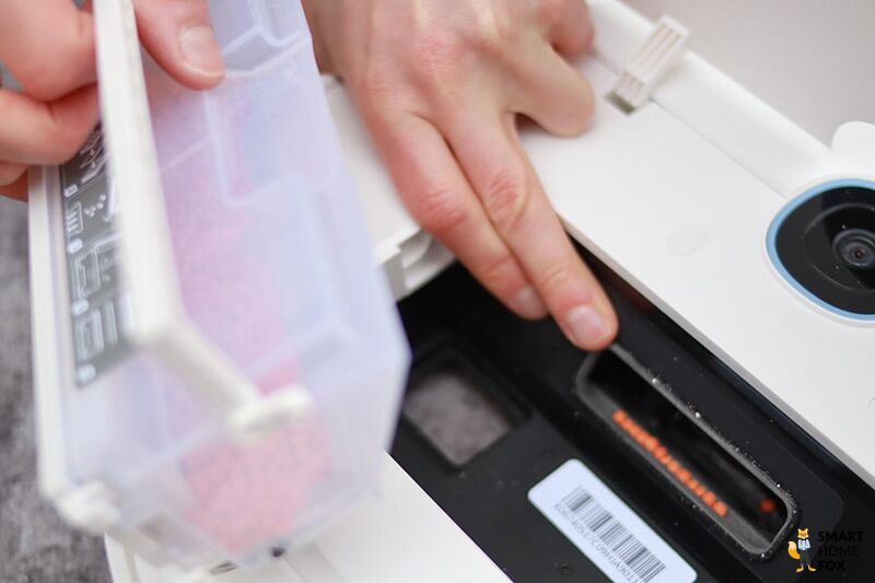 Остатки грязи видны на всасывающем отверстии пылесоса Yeedi Vac Max